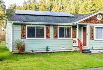 Elk Meadow Cabins 13A Bears Den Suite has rooms with a private hot tub