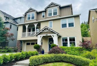 Snoqualmie Ridge Gorgeous Home! has Balcony rooms