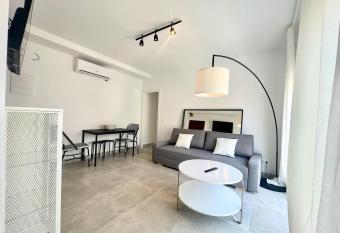 GOLDEN COAST CALAFELL 2 allows 18 year olds to book a room