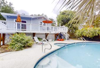 Beach Paradise has rooms with a private hot tub