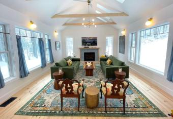 Franklin luxury Chalet w/ guest house has Balcony rooms