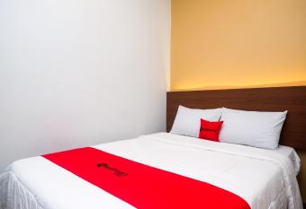 RedDoorz near Tentrem Mall Semarang allows 18 year olds to book a room