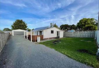 Our Basic Bach - Mangakino has Balcony rooms