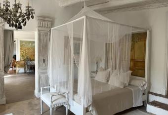 LA MAQUISARDE has Balcony rooms