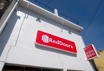 RedDoorz @ Jakal Atas KM 7 allows 18 year olds to book a room
