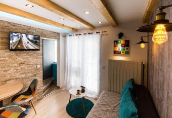 Apartments Blue House has rooms with a private hot tub