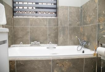 SMOMONDIA S LUXURY APARTMENT has rooms with a private hot tub