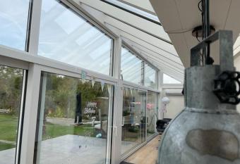 L  ndlich und doch zentral gelegenes Haus has rooms with a private hot tub