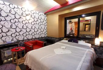                   1991 allows 18 year olds to book a room