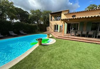 VILLA BAMALE has Balcony rooms