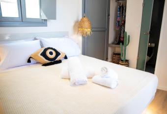 Aidani Luxurious Rooms has rooms with a private hot tub