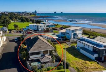 Home on Hamblyn has rooms with a private hot tub