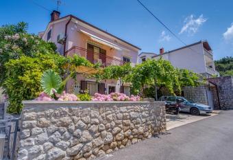 Toic allows 18 year olds to book a room