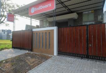 RedDoorz near Kawasan Bandara Ahmad Yani Semarang 2 allows 18 year olds to book a room