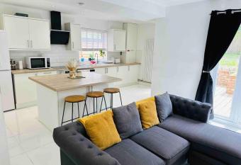 Charming 3-Bed Home Minutes From City Centre has Balcony rooms