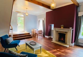 Country Estate Living 2bed1bath has Balcony rooms