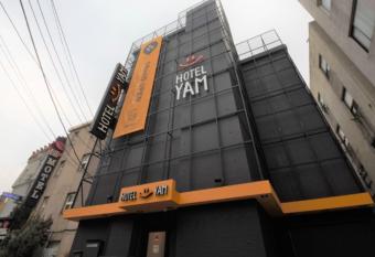 Hotel Yam - Paju Geumchon allows 18 year olds to book a room