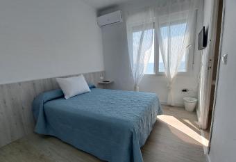 Hostel Montecarlo has Balcony rooms