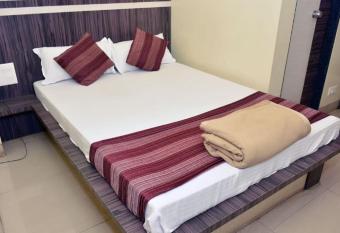 2 stars Shriniwas Executive allows 18 year olds to book a room