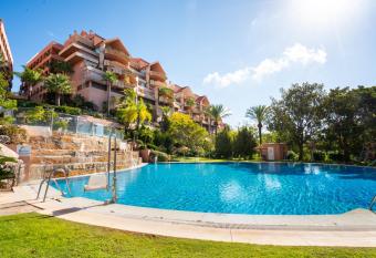 Stunning 2Bedroom Apartment in Magna Marbella, with 3 Swimming Pools,Wifi has rooms with a private hot tub