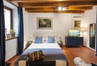 Xen  a 19 allows 18 year olds to book a room