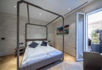 Sea Garden Apartments & Rooms allows 18 year olds to book a room