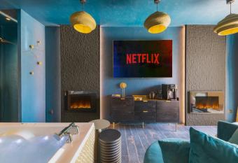 LOVE IN L ISLE/SORGUE Le cr  puscule allows 18 year olds to book a room