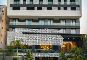 AD HOTEL HYDRA has Balcony rooms