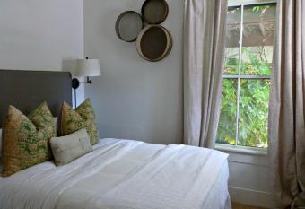 An Inn 2 Remember has rooms with a private hot tub