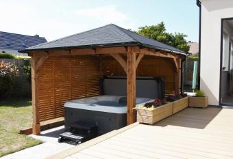 Luxury 3 bed house with hot tub! has rooms with a private hot tub
