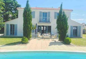 Villa Clisson 4 chambres avec piscine priv  e sur golf pays de saint gilles has Balcony rooms