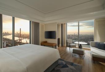 Sheraton Shanghai Pudong Riverside has rooms with a private hot tub