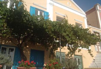 ALEMINAS HOUSE has Smoking/Balcony rooms