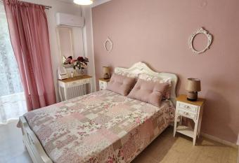Queen Aspri apartment 3  min to the beach! allows 18 year olds to book a room