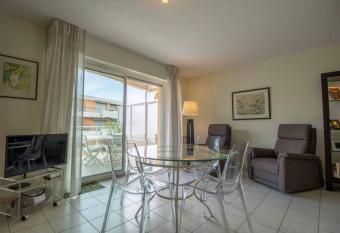 Bright cocoon with terrace and sea view has Balcony rooms