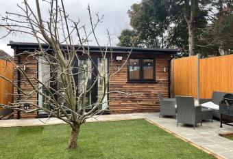 Captivating 1-Bed Studio in London has Balcony rooms