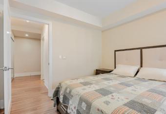 Executive 2 Beds near CN Tower, Rogers Centre, Scotia Area, Business district, Entertainment district, Lakeshore has rooms with a private hot tub