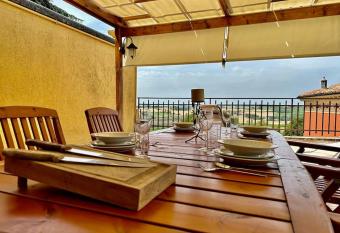 Fantastica terrazza con solarium e infernot by Revenue House allows 18 year olds to book a room