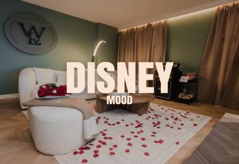 DISNEY MOOD BY WELOVEYOU   has rooms with a private hot tub
