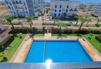 tr  s bel appartement avec piscine has Balcony rooms