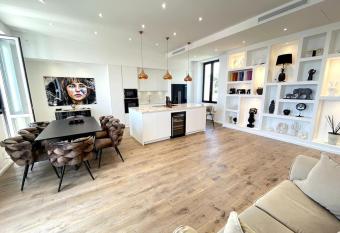 luxueux appartement vue mer face    st-tropez allows 18 year olds to book a room