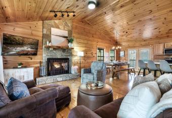 One Fine Day has rooms with a private hot tub