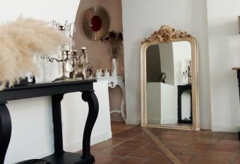 La maison perch  e has Balcony rooms