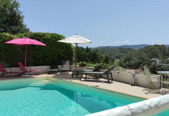 Les Hauts de Carc  s has Balcony rooms