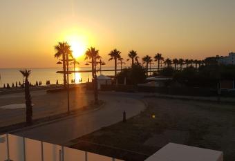 Amor Aeternus ( per coppie ) has rooms with a private hot tub