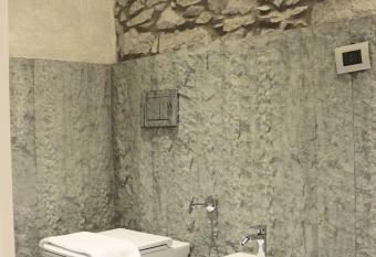 Le Jardin Romain has rooms with a private hot tub