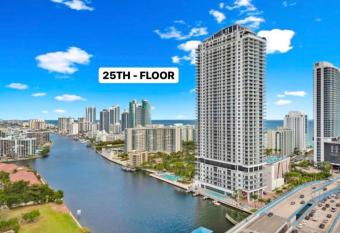 Walk To The Beach! Cozy Studio has Balcony rooms