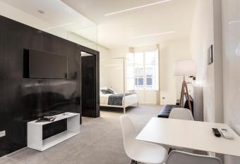 Nostos rooms & Apartments has Balcony rooms