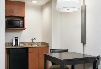 Holiday Inn Express & Suites Jacksonville South East - Medical Center Area has rooms with a private hot tub