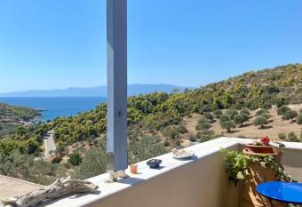 Elichrisos Apartment Spetses has rooms with a private hot tub